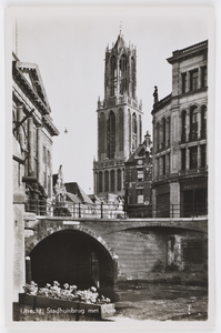 606318 Gezicht op de Domtoren te Utrecht, met op de voorgrond de Stadhuisbrug.